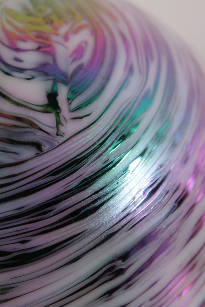 Paperweight van prachtig bewerkt glas grijs paars gekleurd.