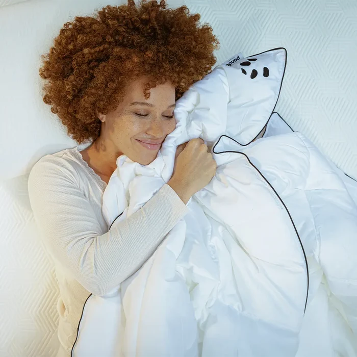 [SummerDuvet] Bamboo_Summer_Duvet_01_-_Woman_hugging_Cloud_Summer_Duvet