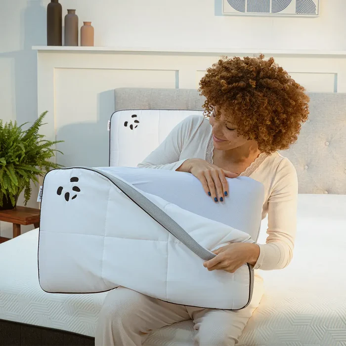 [HybridPillow] Hybrid_Bamboo_Pillow_02_-_Woman_taking_off_the_Hybrid_Bamboo_Pillow_Cover