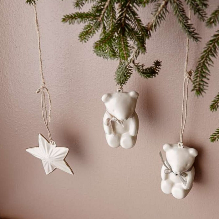 Maileg – Metal Christmas Ornament – Teddy Bear Off White/Blue