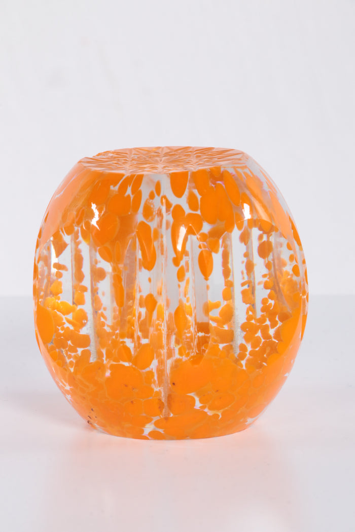 Paperweight met mooie strakke afwerking en prachtig oranje gekleurd.