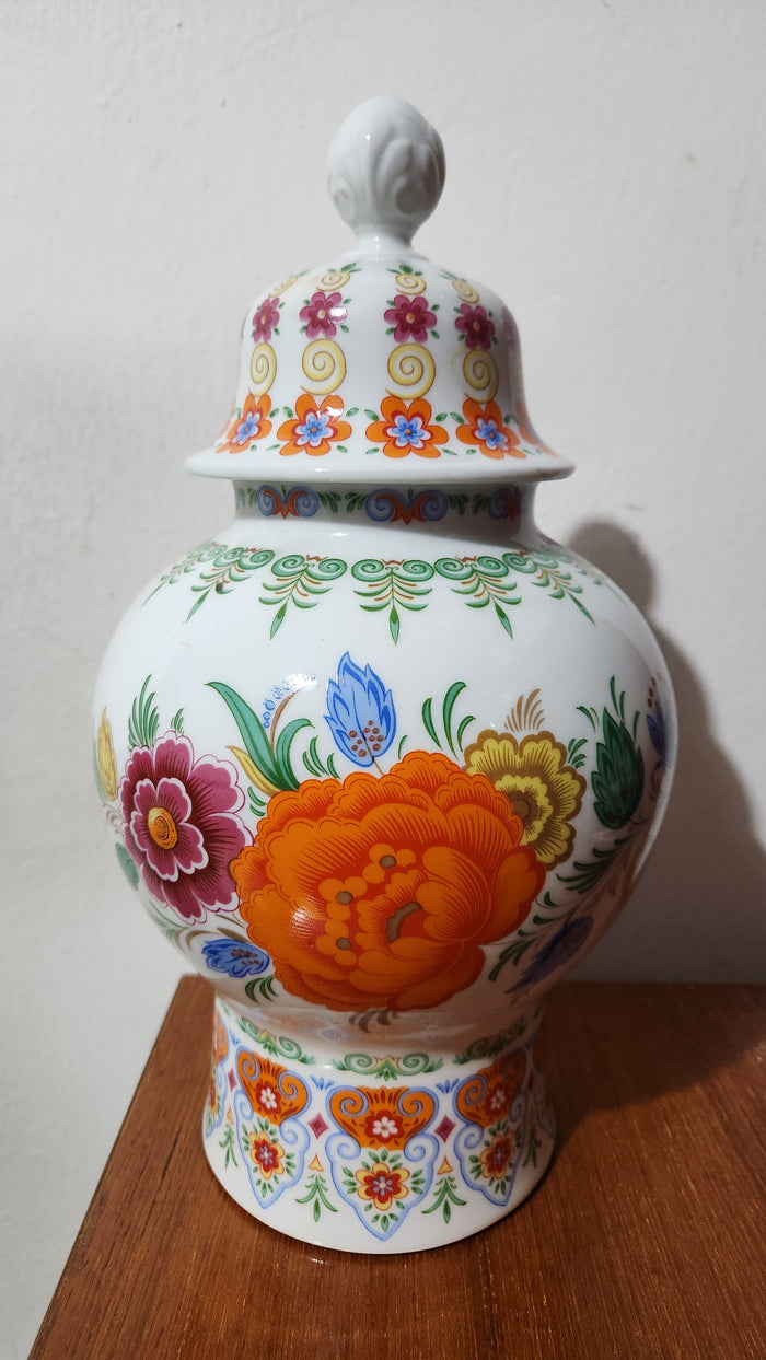 VINTAGE PORCELAIN LINDNER KUEPS BAVARIA CHINESE FLOWER VASE HANDMADE